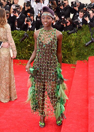 Lupita Nyong'o, quando quer arrasar, destrói as inimigas. Quem não se lembra do maravilhoso vestido de pérolas que ela usou no Oscar 2015? Mas, no último baile do MET, ela aparentemente tentou chamar atenção para a causa ambiental. Porque só uma rede de pesca enroscada em aves explica esse look 