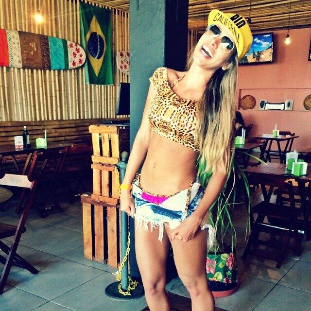 Adriana Santanna seduziu com o shortinho aberto