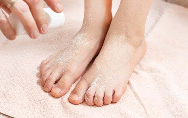 Talco ajuda a tirar chulé? Veja 3 opções