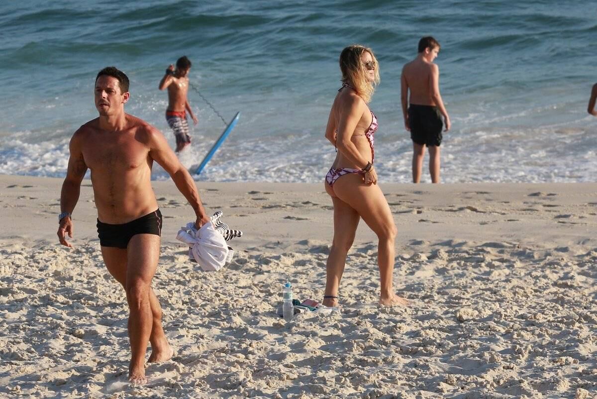 Aos 47 anos, Christine Fernandes exibe o corpão em dia de praia