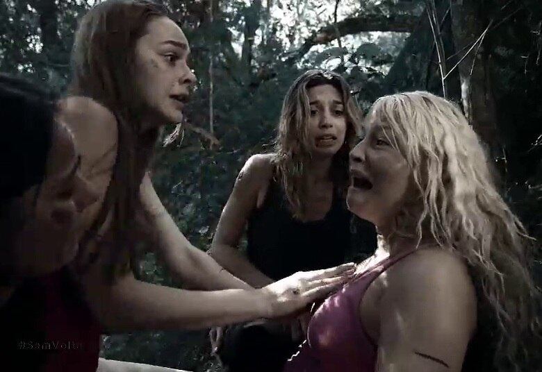 Foi então que perceberam que Malena estava mal. A picada da aranha trouxe uma grave complicação, um edema de glote, um inchaço na região da laringe que restringe a respiração. Lulli, Suzana e Claire tentaram ajudar a menina