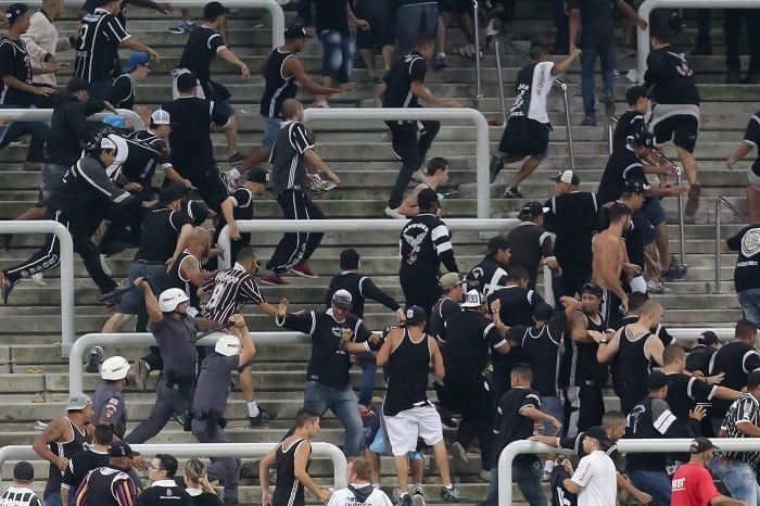 Confusão nas arquibancadas da Arena Corinthians