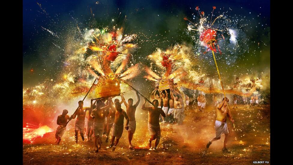 A foto de Gilbert Yu que retrata a "dança do dragão de fogo" Fung Shun, na China, foi vencedora na categoria de Artes e Cultura