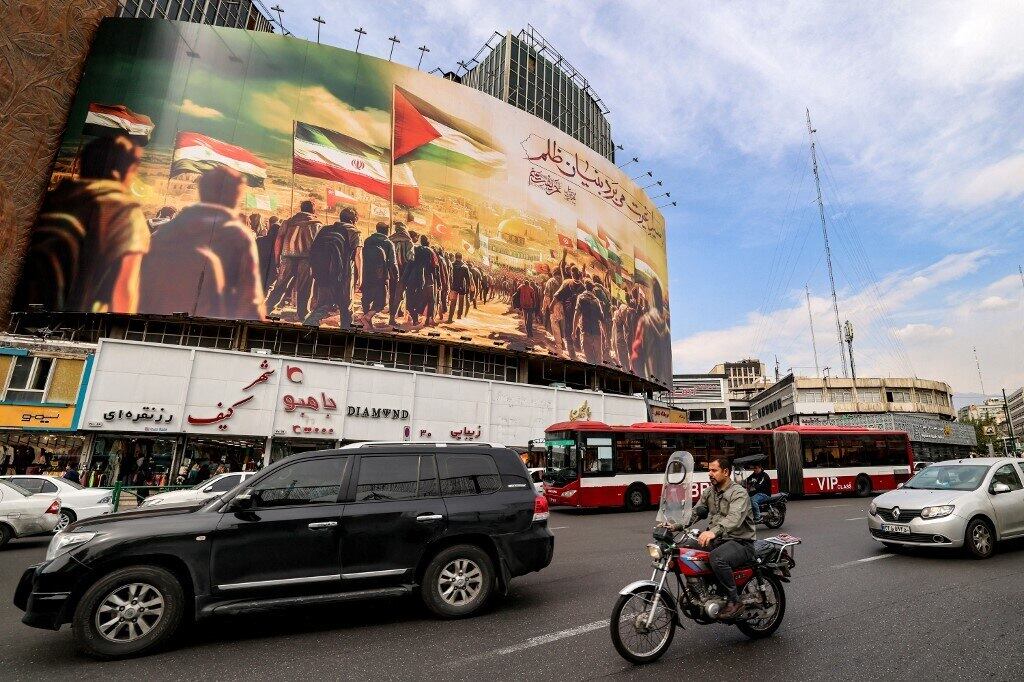 Bandeira da Palestina é estendida em rua do Irã