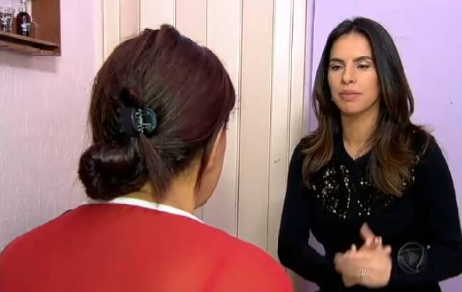 De acordo com a mãe do garoto, quando começou a confusão na rua, ela
abriu a janela e viu os policiais batendo em uma menina.  

— Eu vi aquela cena e falei “Pelo amor de Deus. Não faz isso, não”