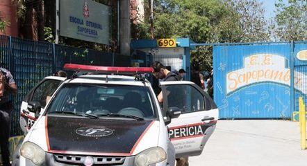 Carro da perícia chega à Escola Estadual Sapopemba, alvo de ataque a tiros