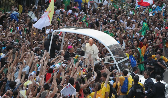 Ao chegar à
Catedral Metropolitana do Rio, por volta das 16h55, o papa trocou de veículo e
embarcou no papamóvel. A pedido dele, o carro não tinha vidros blindados nas
laterais. O objetivo era receber mais calor humano