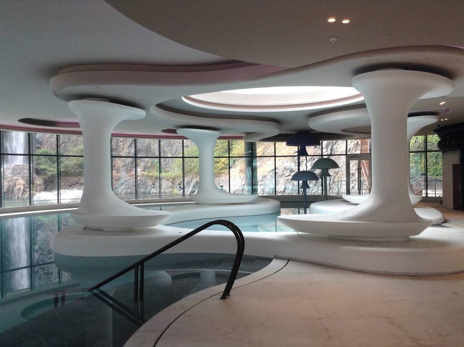 Os turistas ainda podem desfrutar de outros atributos de um hotel de luxo como piscina e hidromassagem