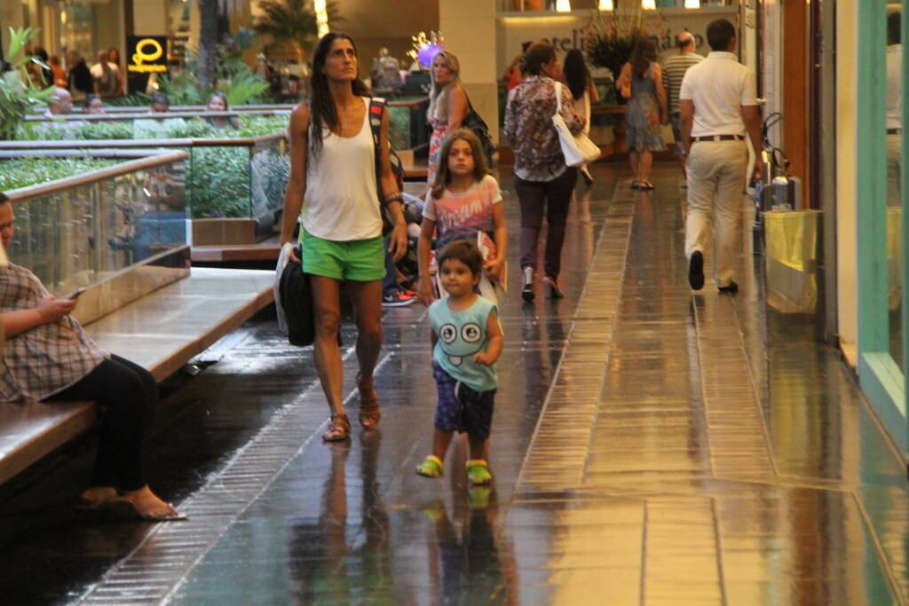 Cynthia estava com os pequenos Rodrigo e Manuela