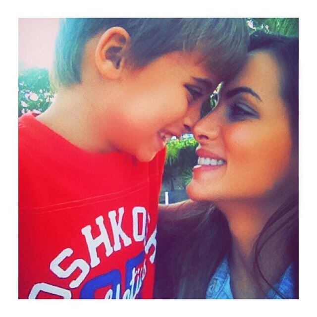 Carla é mãe de Kauê, de dez anos. Segundo a tia do menino, durante o tempo de confinamento, ele está ficando com o pai.

— Ele está com o pai dele, que sempre foi muito presente. Aos fins de semana, ele vai pra casa da minha mãe e fica com a gente. O Kauê mora com a Carla, mas eles combinaram que ela ficaria com o pai enquanto ela está na Fazenda. Eles moram perto, então não acabou afetando em nada a rotina dele em relação a escola e essas coisas 
