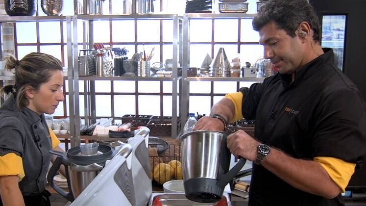 A equipe fez molhos suaves e conseguiu amarrar a textura na entrada. Já no prato principal, eles arrasaram no aroma e ainda impressionaram na sobremesa, com uma preparação com um gosto reconfortante, porém exageraram na montagem.
A resposta de Felipe para a quantidade da montagem: “É que quando é bom, a gente coloca muito!”
