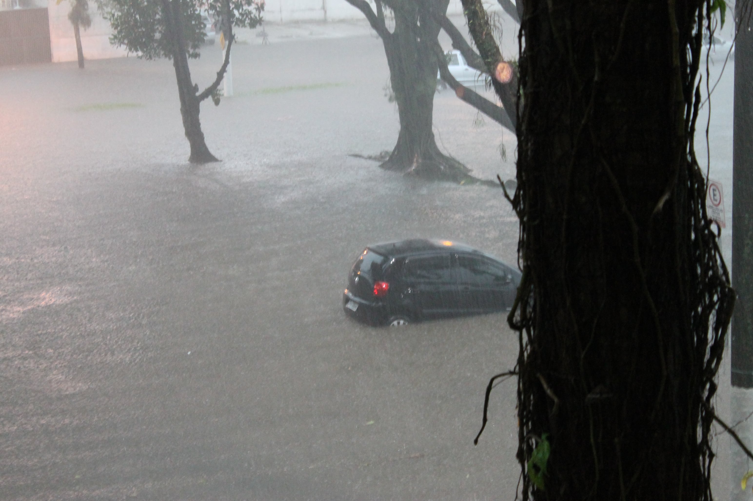 Por conta do temporal, a prefeitura decretou estado de emergência