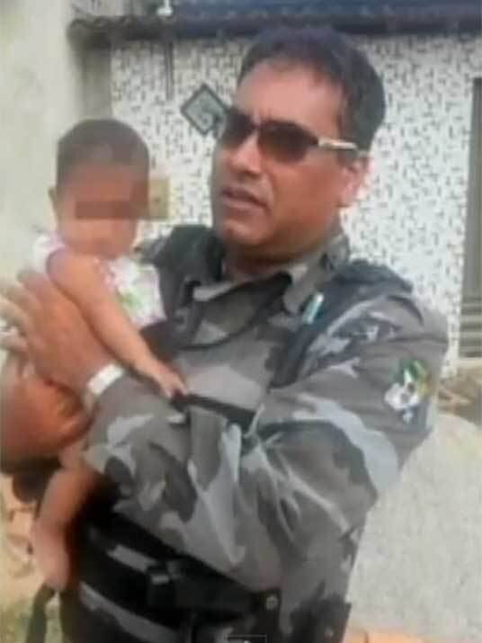 Um bebê de seis meses foi abandonado em rodovia de Aracaju (SE). A menina foi encontrada por conselheiros tutelares às margens de uma importante rodovia de Aracaju, em Sergipe. Os pais do bebê trocaram acusações e foram chamados para prestar depoimento à polícia