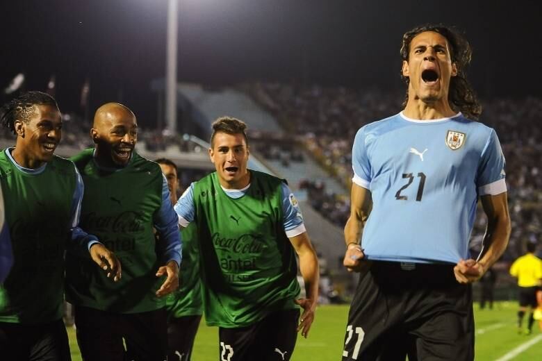 Na segunda rodada, aplicou convincente 3 a 0 na
Colômbia, sensação da Copa do Mundo no Brasil. Sua única derrota aconteceu para
o Equador, líder das Eliminatórias, na altitude de Quito. Depois veio a vitória
diante do Chile, em Montevidéu. Ao lado do Equador, o Uruguai tem o melhor
ataque, com nove gols. E tudo isso sem o camisa nove Luis Suárez...