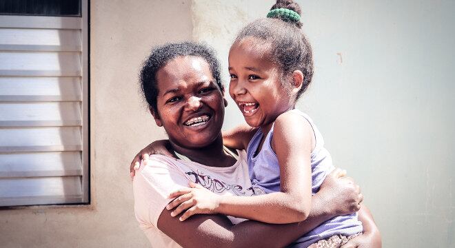 Laudiana Silva Sobral e a filha Jamine, de 6 anos, atendidas pelo Projeto Nova Canaã