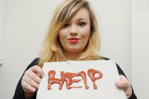 Karlee Daubeney, de 20 anos, usou ketchup para pedir ajuda

