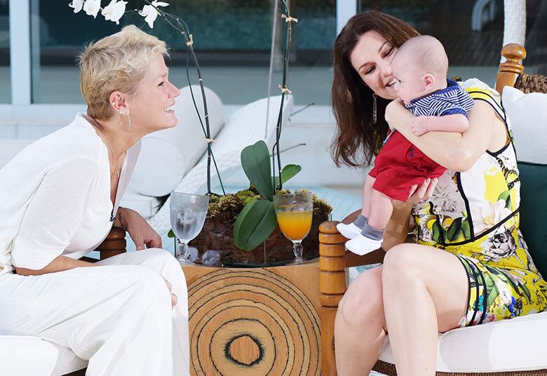 A luta da atriz Adriana Garambone para realizar o sonho de ser mãe parece até roteiro de novela. Após dois abortos e cinco tentativas frustradas de se submeter à técnica de fertilização in vitro, ela encontrou na barriga de aluguel a única solução para ter um filho biológico. Em entrevista à Xuxa, Adriana contou o motivo de ter buscado o tratamento no exterior e ainda apresentou o pequeno Gael para o público. O bate-papo exclusivo foi ao ar no programa desta segunda-feira (2)

• VÍDEO: Adriana Garambone fala sobre o filho gerado por barriga de aluguel
• No R7 Play, você assiste na íntegra a todos os programas da Rede Record. Experimente!