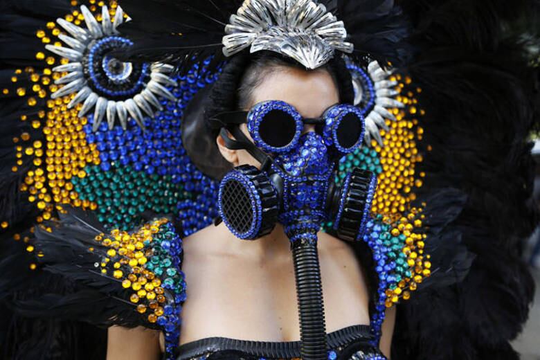 No ritmo do Carnaval, a manifestante enfeitou a máscara com capricho para curtir a folia