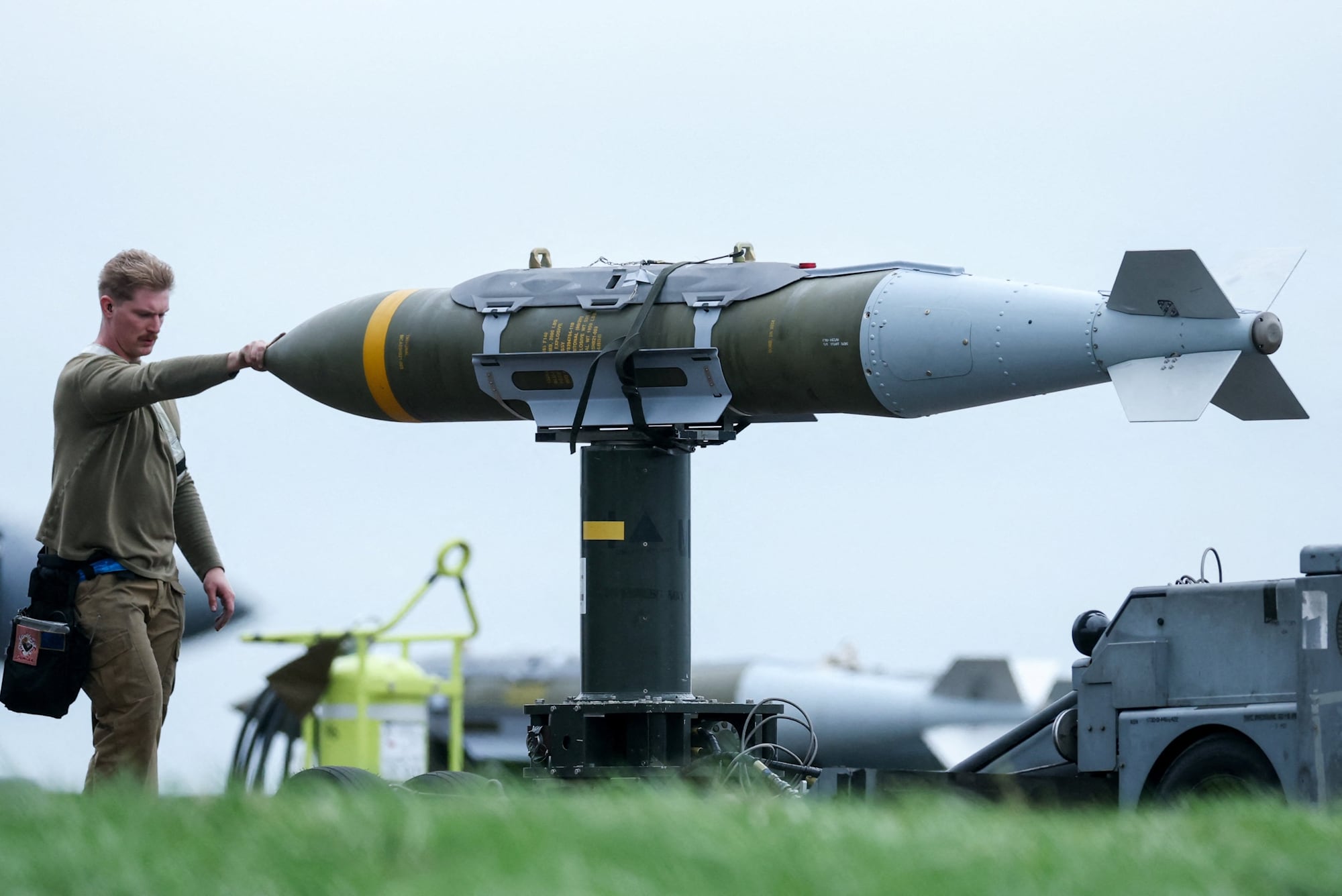 Soldados fazem ajustes em míssil