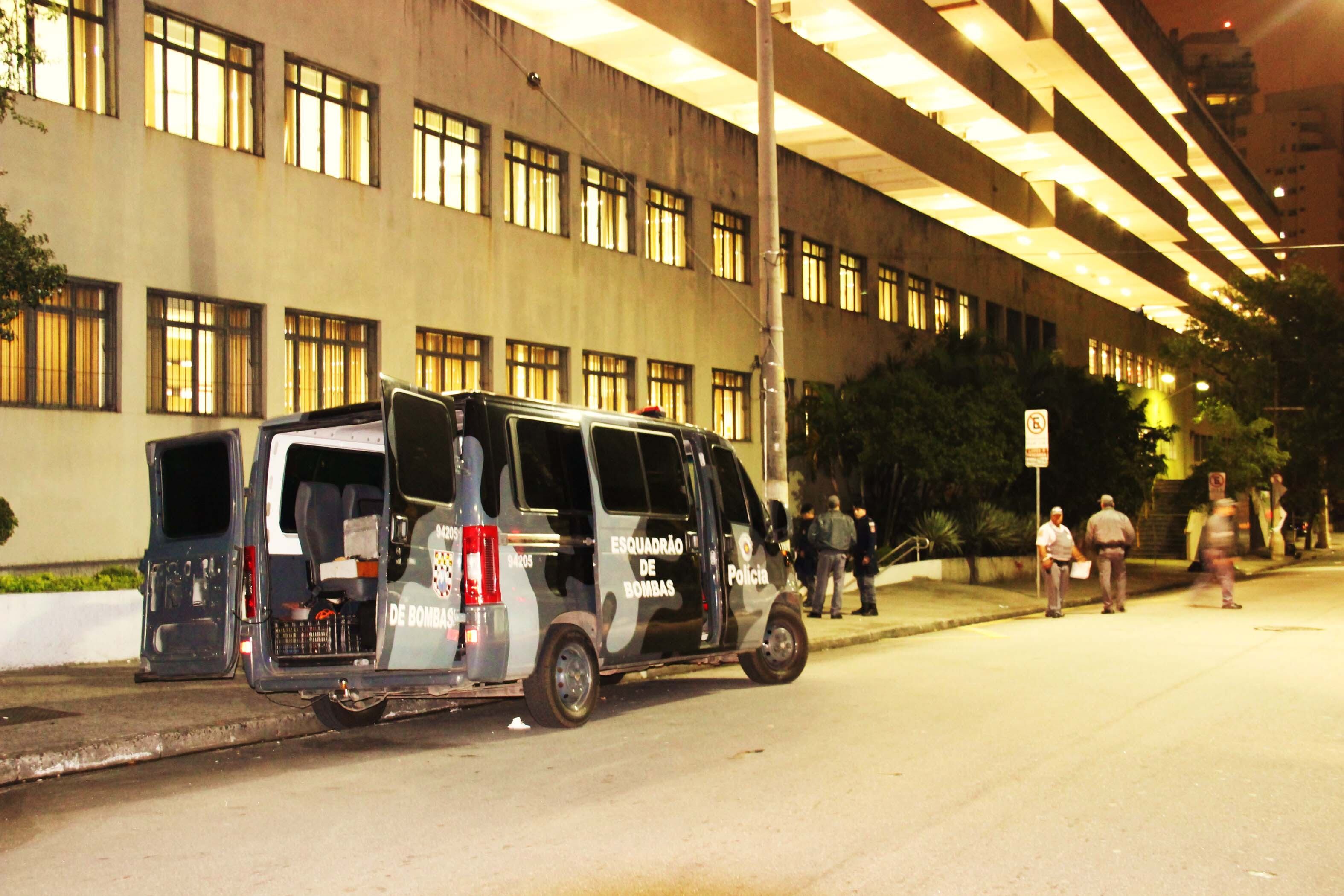 GATE entrou no prédio e retirou mala suspeita