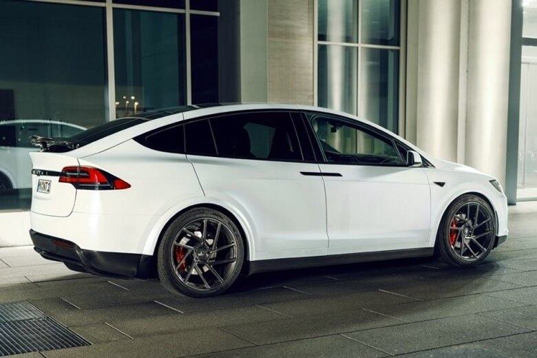 Uma das principais alterações foram nas rodas de 22 polegadas, fruto de uma parceria da preparadora com a Vossen