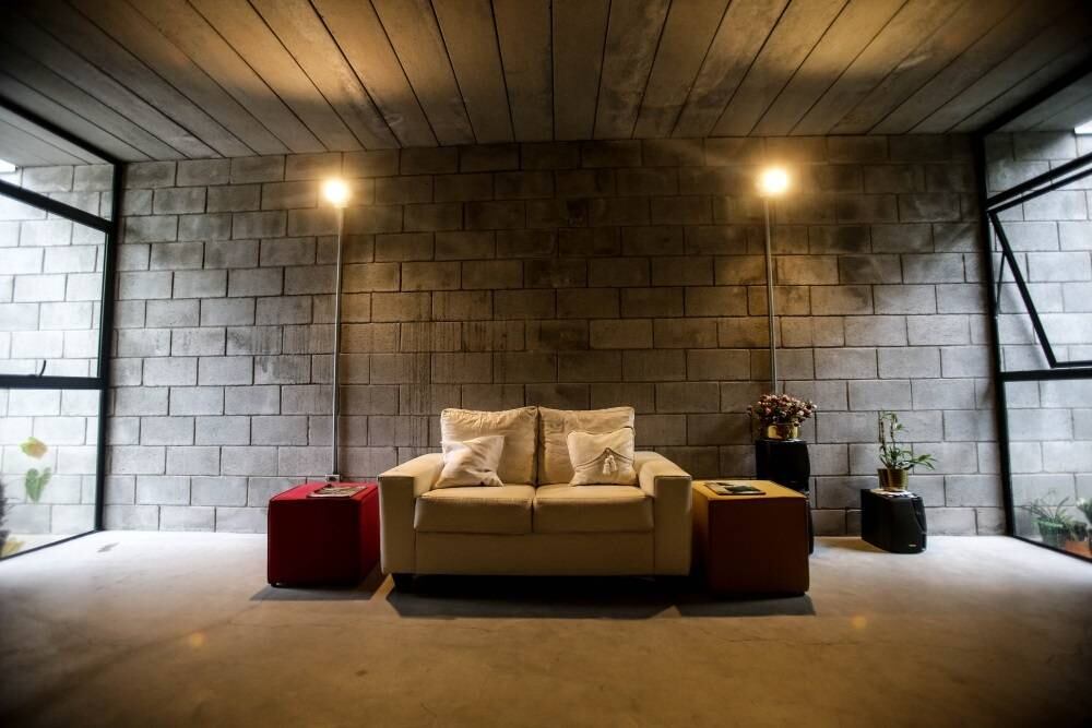 Sua ex-mulher era amiga da prima da mulher de um arquiteto, isso Marcelo sabia. Um arquiteto daria jeito em encaixar o orçamento enxuto. Foram lá.

Era o escritório Terra e Tuma, em Pinheiros, na zona oeste da capital. O arquiteto se chama Danilo Terra - e o projeto foi conduzido por ele, em parceria com Pedro Tuma e Fernanda Sakano

"Eles deixaram claro que tinham esse valor na poupança, bem restrito", conta Tuma. "Achamos que era viável. Com a consciência de que há certas dificuldades em trabalharmos com um limite financeiro frágil, que não pode ser ultrapassado de forma nenhuma."

"Mais que isso", acrescenta Terra. "Pensamos que não era possível que uma senhora de mais de 70 anos não conseguisse ter sua casa nova depois de tantos anos guardando o dinheirinho dela."