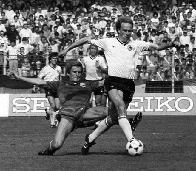 Johan Cruyff é um dos maiores de todos os tempos. Principal talento da Holanda que reinventou o futebol na década de 70, Cruyff venceu três Ligas dos Campeões com o Ajax (1970