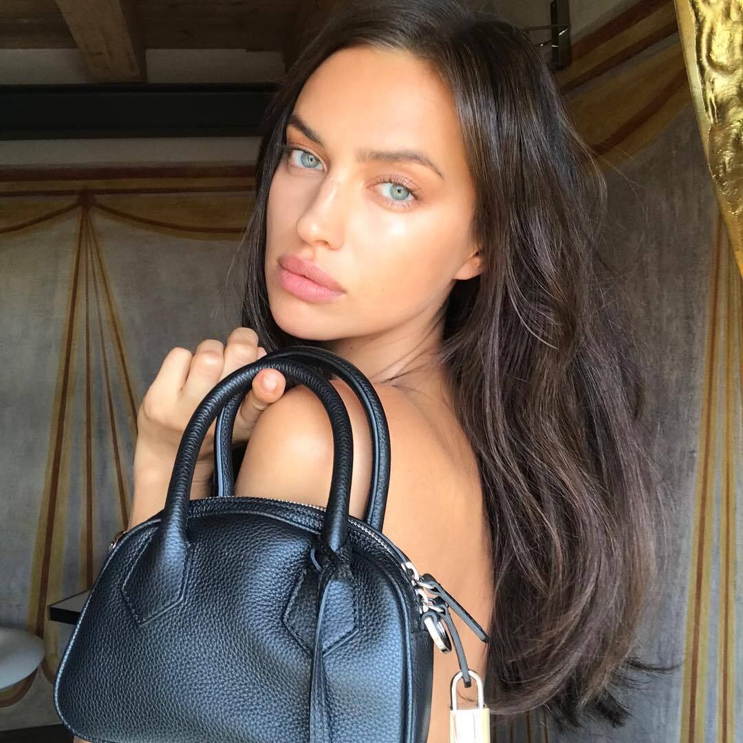 Além do trabalho, a modelo sempre se destacou por conta da vida pessoal. Antes de começar o relacionamento com Bradley Cooper, ela namorava outra celebridade: Cristiano Ronaldo