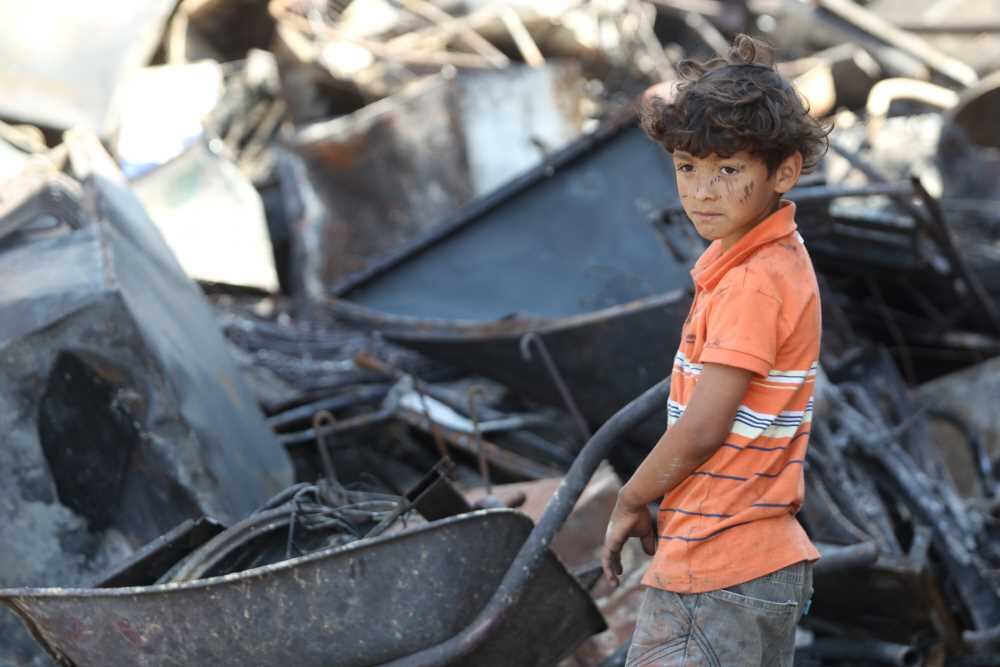 Para o porta-voz dos Bombeiros, o tamanho das chamas indica que algum material extremamente inflamável possa ter contribuído para o incêndio