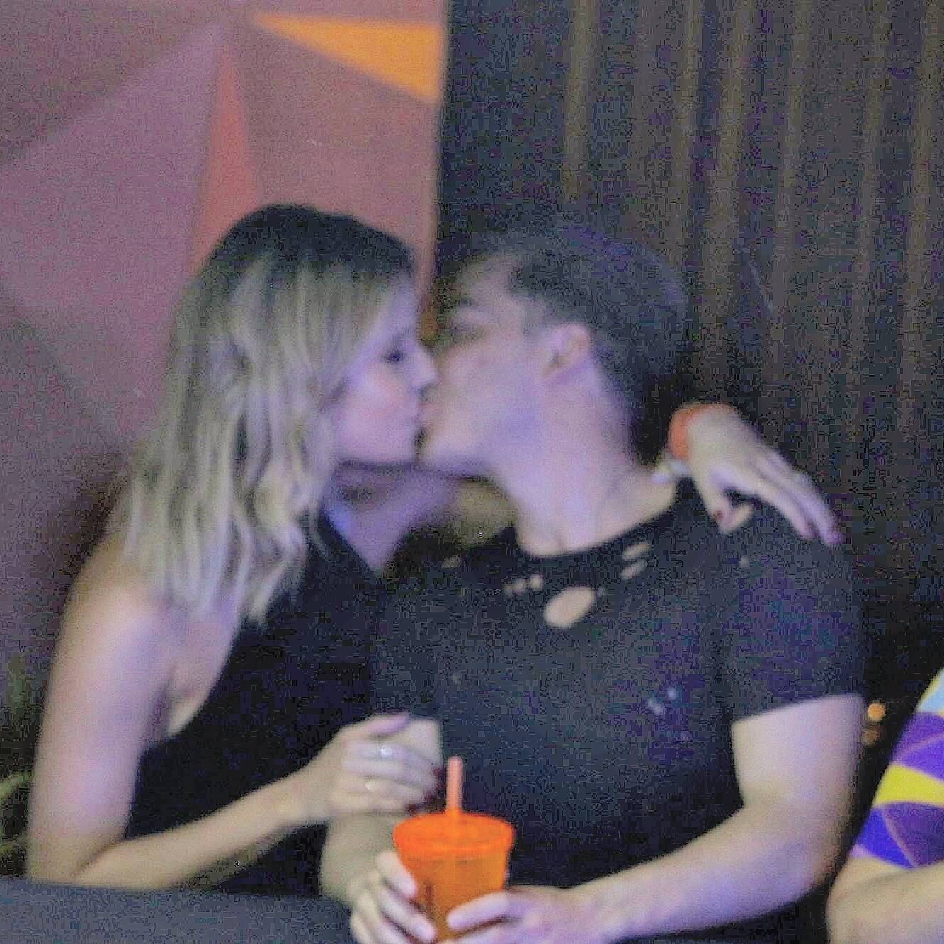 O casal foi clicado aos beijos na sacada do camarote Vai Safadão, durante a apresentação dos artistas que animaram o festival