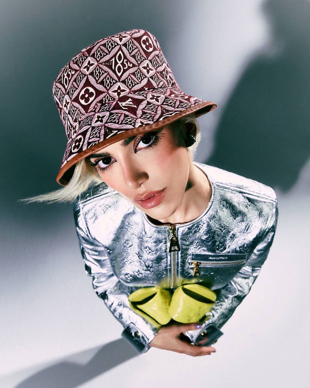 A cantora Manu Gavassi é outra brasileira que adora os bucket hats. Na foto acima, ela usou um modelo estampado, que também pode ser uma ótima opção para montar o visual e variar os looks do cotidiano