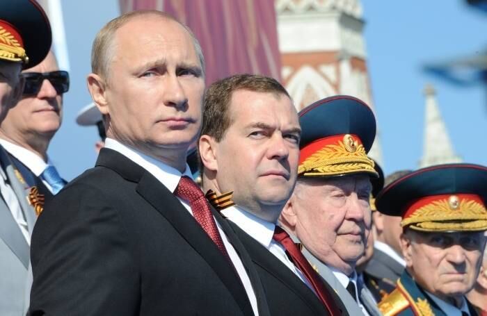 O presidente russo
Vladimir Putin e o primeiro-ministro Dimitri Medvedev participam das
comemorações do Dia da Vitória na Praça Vermelha, em Moscou. Centenas de
militares das tropas russas marcharam nesta sexta-feira para marcar os 69 anos
desde a vitória sobre os nazistas no fim da Segunda Guerra Mundial, em 1945