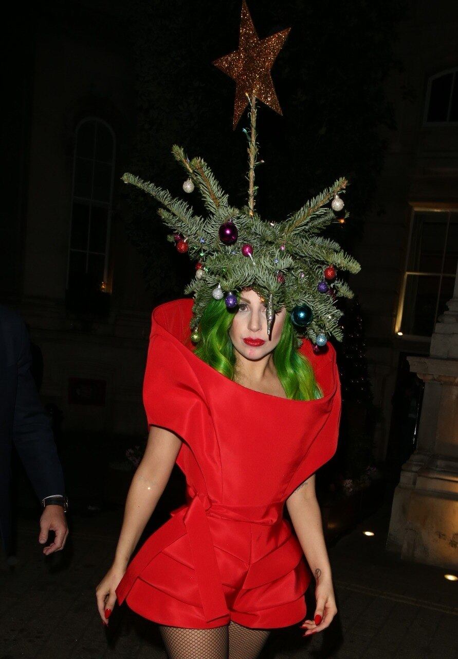 Lady Gaga
Já para quem não gosta das tradicionais músicas natalinas, a cantora escreveu um batidão para comemorar a data. Em parceria com DJ Space Cowboy, Gaga lançou Christmas Tree com uma letra não tão fofa quanto às anteriores, mas igualmente animada