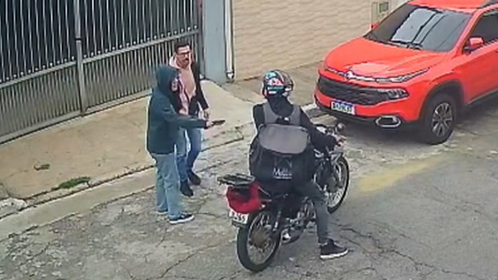 Assaltante rouba dois celulares em menos de 1 minuto; veja vídeo