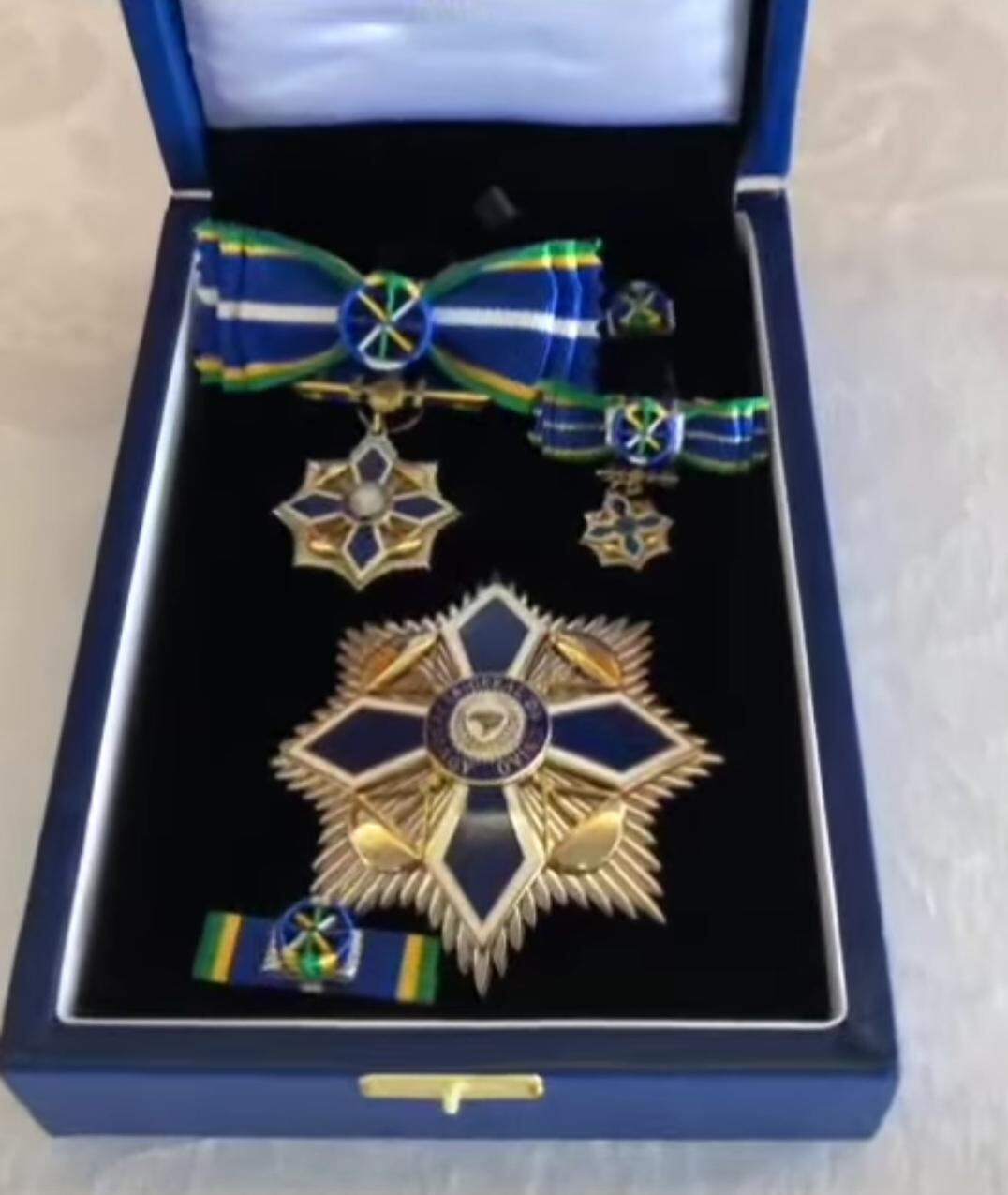 Medalha foi entregue a autoridades do governo, militares e empresários