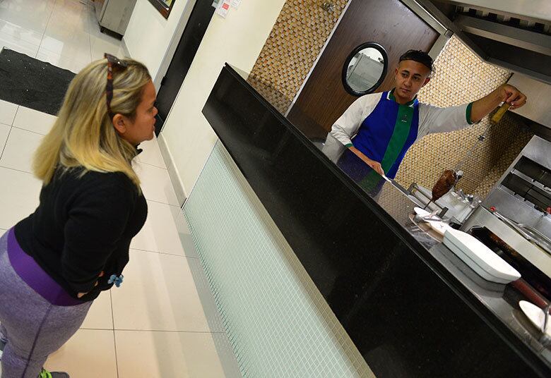 E se você pensa que ela já escorregou na dieta, está enganado!
— Eu
nunca escorreguei na minha dieta. Eu podia levantar de madrugada e
comer. Eu tenho um pote de leite condensado na minha geladeira, eu tenho coisas
lá que eu amava comer. Recentemente, eu ganhei um bolo diet e, quando cortei, vi que a massa
era branca, melada. Aí eu pensei: “Eu não posso comer isso aqui. Eu passei por muita
coisa difícil pra chegar até aqui”. Então, eu nunca escorreguei porque estaria mentindo pra mim mesma!