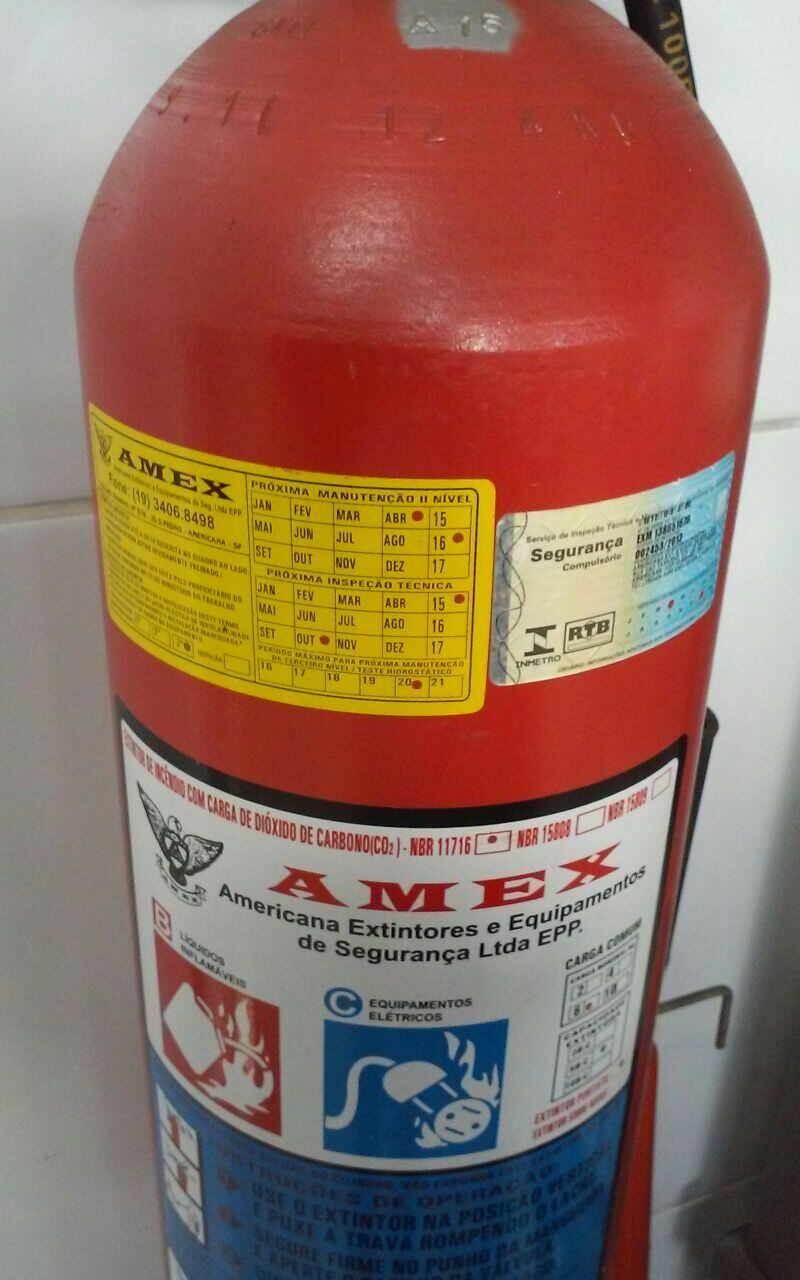 Extintor vencido na Escola Municipal Profa. Eliana Minchin Vaughan, em Sumaré