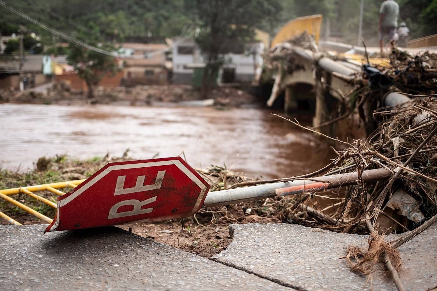 AME8389. SABARÁ (BRASIL), 11/01/2022.- Vista hoy de los daños causados por las inundaciones y las fuertes lluvias en Sabará, estado de Minas Gerais (Brasil). Al menos 10 personas murieron y un centenar más tuvo que abandonar sus viviendas en las últimas 24 horas, por las fuertes lluvias que azotan a la región de Minas Gerais, el segundo estado más afectado por los aguaceros en Brasil en las últimas semanas, informó este martes la Defensa Civil. Desde octubre, cuando las lluvias llegaron con fuerza a esa región del país, ya son 19 las personas fallecidas y 3.481 las que perdieron su hogar, mientras que otras 13.7560 fueron evacuadas de sus casas para evitar una mayor tragedia. EFE/Thomas Santos