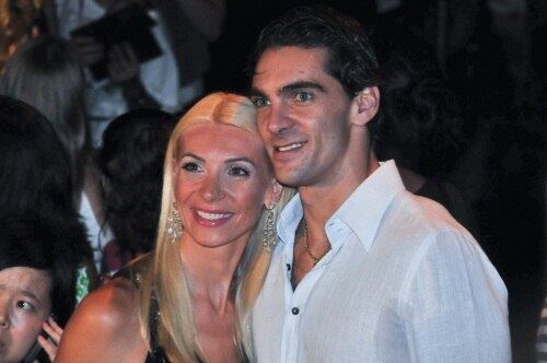 Quando o galã estava com a romena Cristina Pirv, mãe dos dois filhos de Giba, dois fatos marcaram o casamento deles, e o ex-jogador contou em seu livro. O primeiro foi que os dois descumpriram um pacto pré-casamento que fizeram, que era ficar sem sexo até o grande dia. Mas nenhum dos dois se aguentou quando se reencontraram depois de 36 dias afastados, e faltando dois meses para o casório.

— Encostei o carro na beira da estrada, tirei Cristina do carro e, ali mesmo, descumprimos a promessa de ficar dois meses sem sexo até o casamento