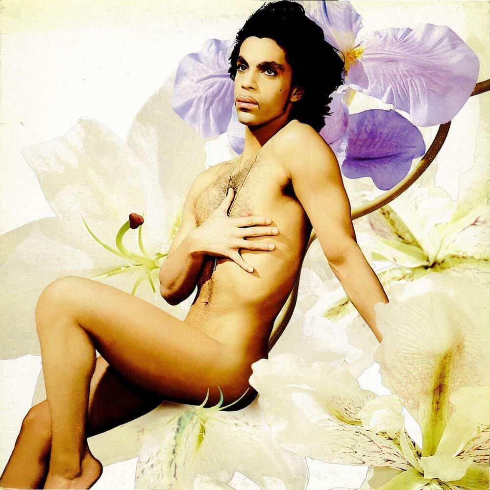 Prince — Lovesexy (1988)
O cantor sempre fez coisas ousadas, mas roubou a cena ao divulgar o CD Lovesexy, no qual ele aparece completamente nu