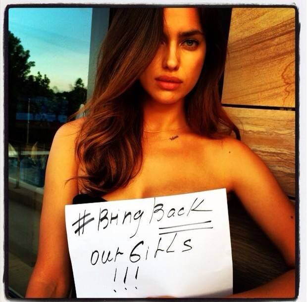 Irina Shayk integrou um grande time de celebridades que apoiou a libertação das crianças sequestradas na Nigéria. Na foto, temos a modelo aderindo ao movimento Bring Back our Girls, segurando um cartaz que cobria seus dois seios