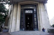 SP - INSS/FRAUDES - ECONOMIA - Fachada do prédio do Instituto Nacional do Seguro Social (INSS) no centro de São Paulo, na tarde desta sexta-feira (9). O governo federal anunciou um pacote de medidas para fortalecer a transparência no INSS e proteger aposentados e pensionistas de descontos indevidos em seus benefícios previdenciários. A principal iniciativa já em curso é a notificação direta dos segurados pelo aplicativo Meu INSS, informando se seus contracheques apresentaram ou não cobranças associativas irregulares. O INSS informou também que vai devolver R$ 292,7 milhões em recursos referentes aos descontos na folha de pagamento de aposentados e pensionistas que estavam bloqueados. Segundo o órgão, essa devolução será feita entre os dias 26 de maio e 6 de junho. 09/05/2025 - Foto: CRIS FAGA/DRAGONFLY PRESS/ESTADÃO CONTEÚDO
