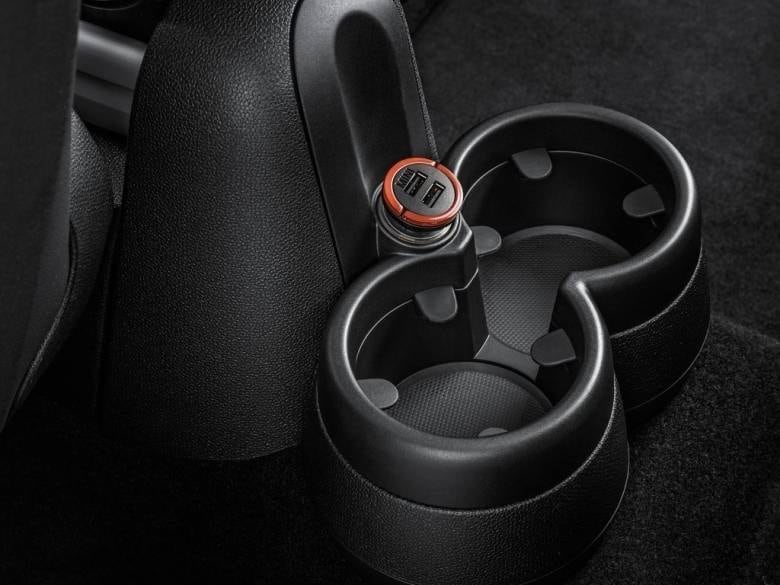 Console central traz dois porta-copos e duas entradas USB para os passageiros do banco traseiro

Saiba tudo sobre carros! Acesse www.r7.com/carros
