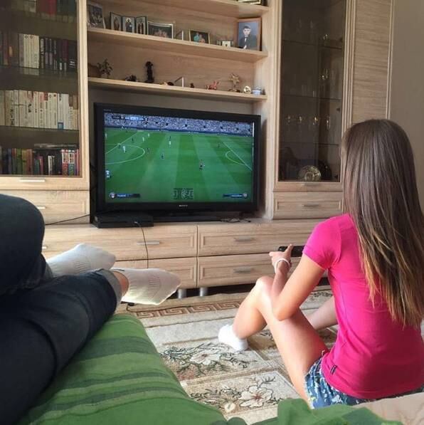 E se não bastasse mandar bem dentro de campo, Ekaterina é craque no videogame 