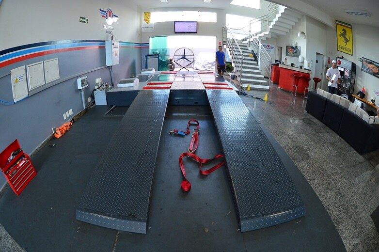 Para testar todos os modelos com a melhor precisão possível, Enrico importou da Itália este dinamômetro, que vem com freios eletromagnéticos e eixos lincados. O acessório é homologado pela Porsche Cup e suporta até 1.400 cv