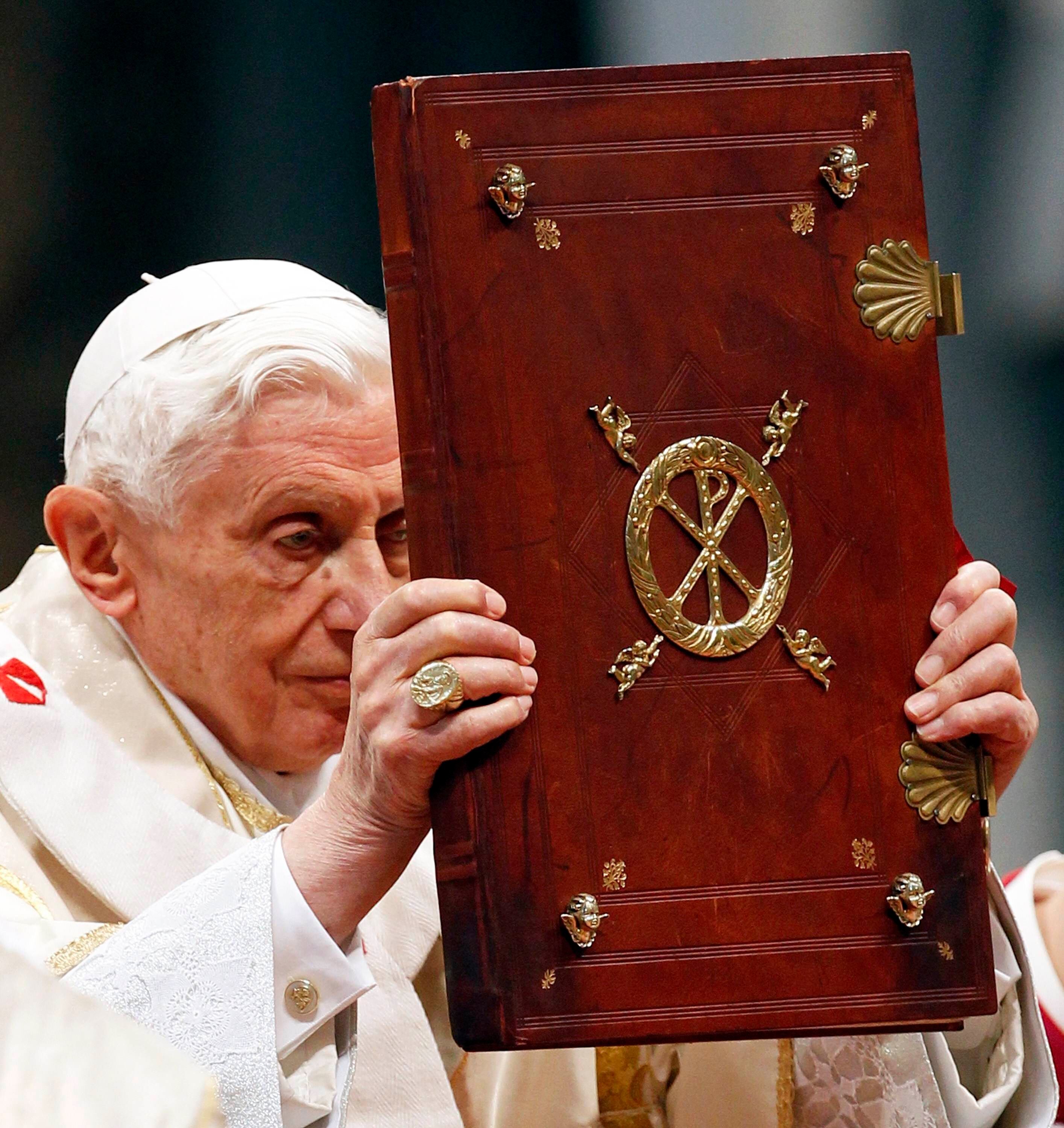 Papa Bento 16 celebra missa na Basílica de São Pedro, no Vaticano, no primeiro dia de 2013