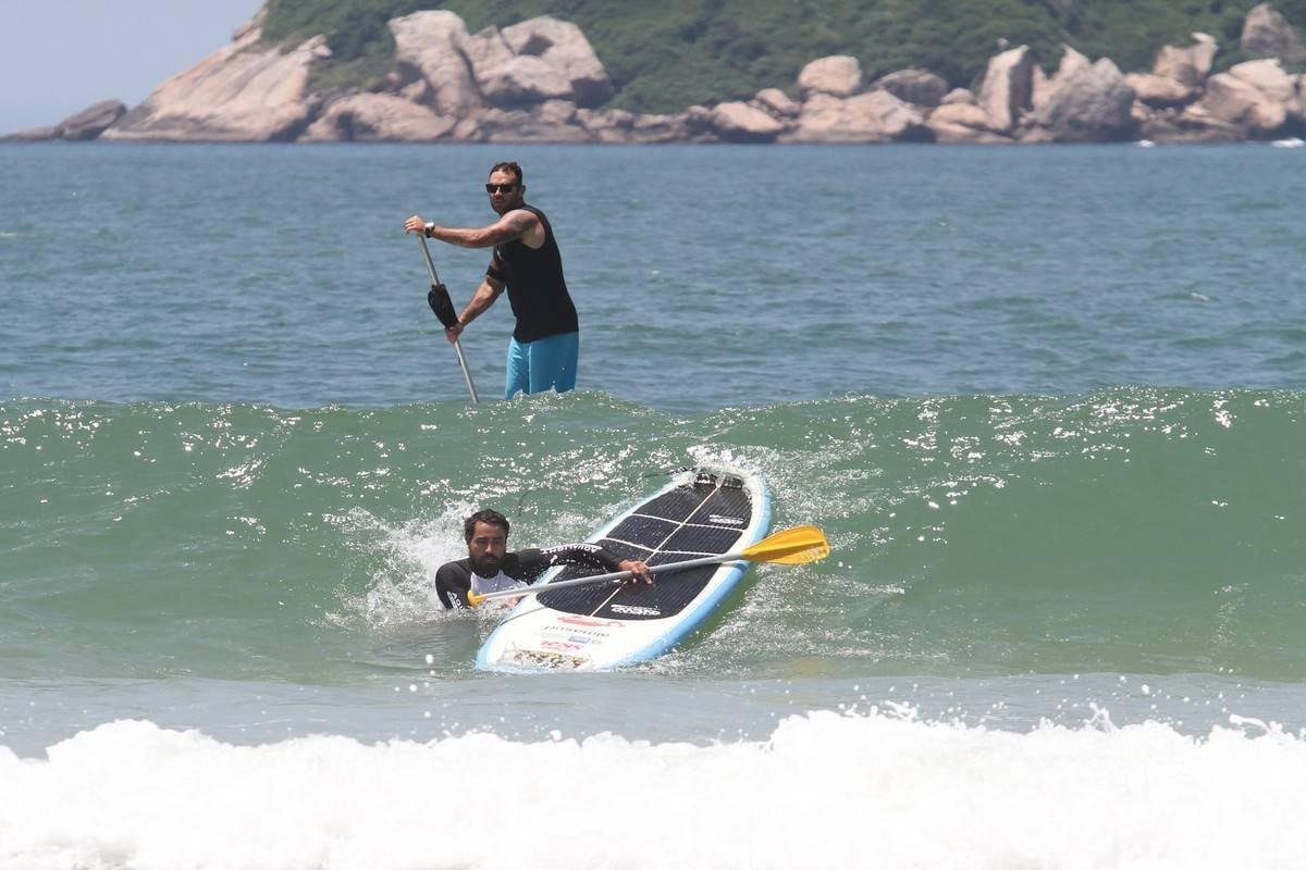 Bruno Gagliasso e Ricardo Pereira praticam stand up paddle na praia da Barra da Tijuca, no Rio