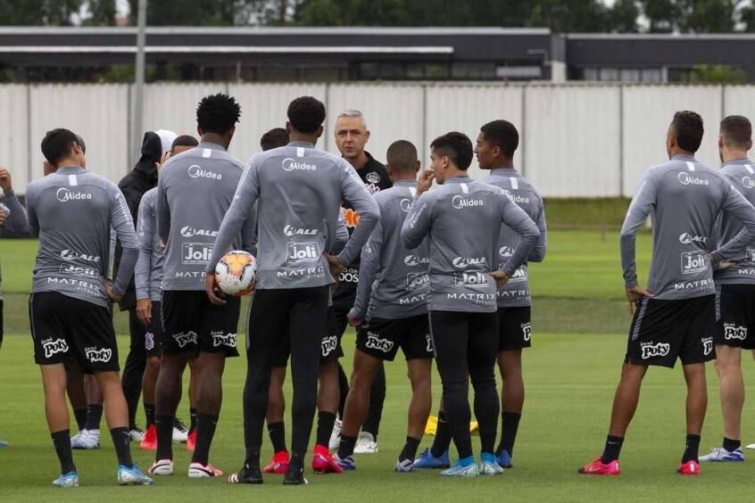 Corinthians paga ao elenco um dos três meses de salários atrasados