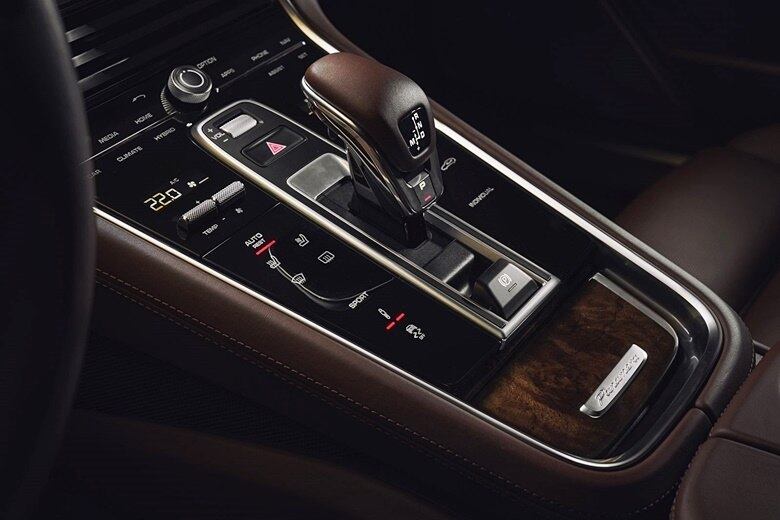 O câmbio será o novo PDK de dupla embreagem e oito marchas, lançado nesta segunda geração do Panamera