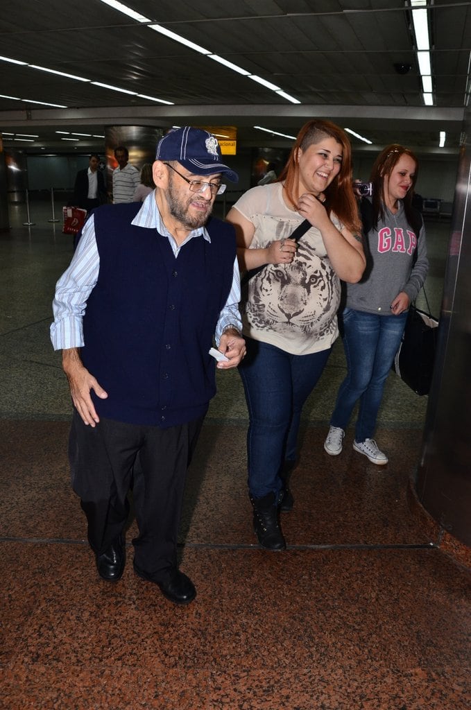 Fãs do Chaves recepcionam Edgar Vivar, o Senhor Barriga, em chegada a São Paulo